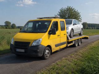 Auto osobowe na lawecie latem – wymiana koła i pomoc drogowa Łomża