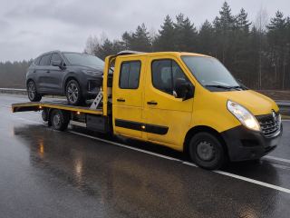 Auto elektryczne wciągnięte na platformę lawety – Łomża