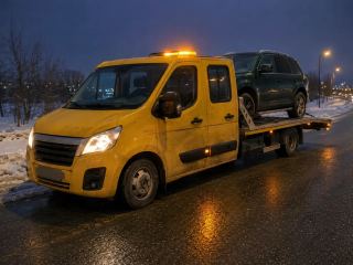 Pomoc drogowa po wypadku nocą – SUV na lawecie – Łomża