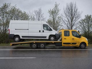 Transport busa dostawczego na lawecie wiosną – Łomża