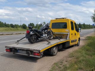 Motocykl ładowany na lawetę przy drodze – Łomża