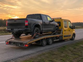 Transport pojazdu o zachodzie słońca – Łomża
